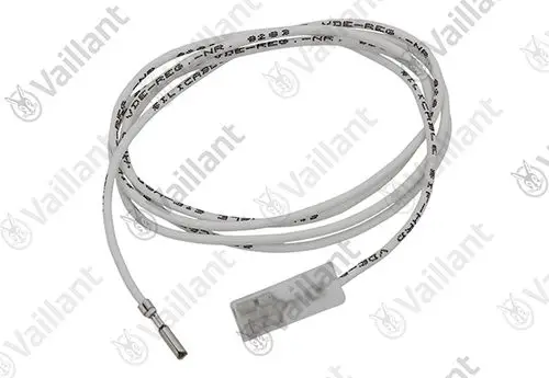 Vaillant Verbindungsleitung mit einem Stecker und einem Sensoranschluss, bestehend aus weißen Kabeln, die sich in einer Schlauchartwicklung befinden.